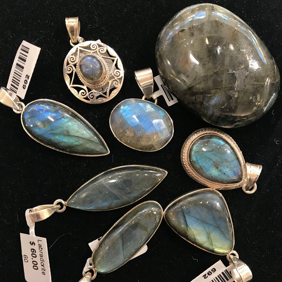 Labradorite on sale pendant meaning