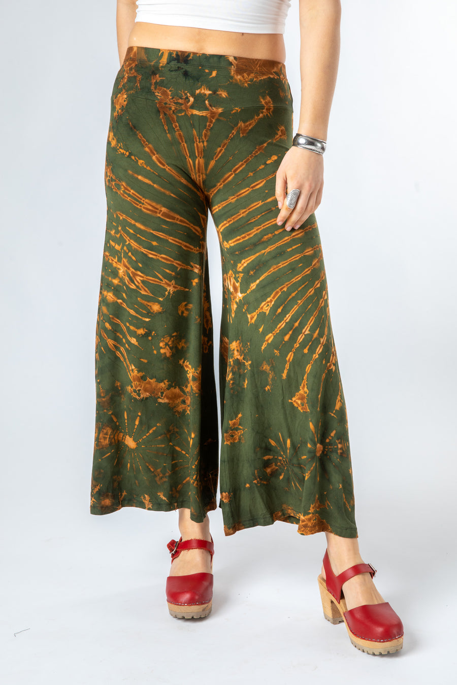 Sophie is wearing size S/M tie dye palazzo pants in green