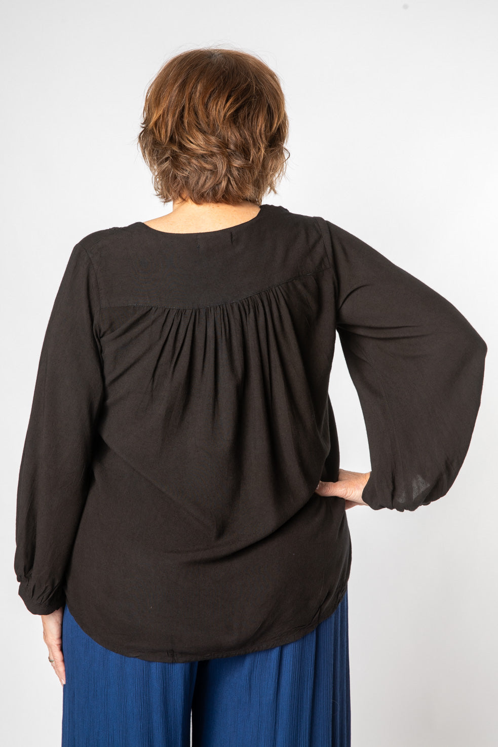 Betty is wearing size L boho top in black