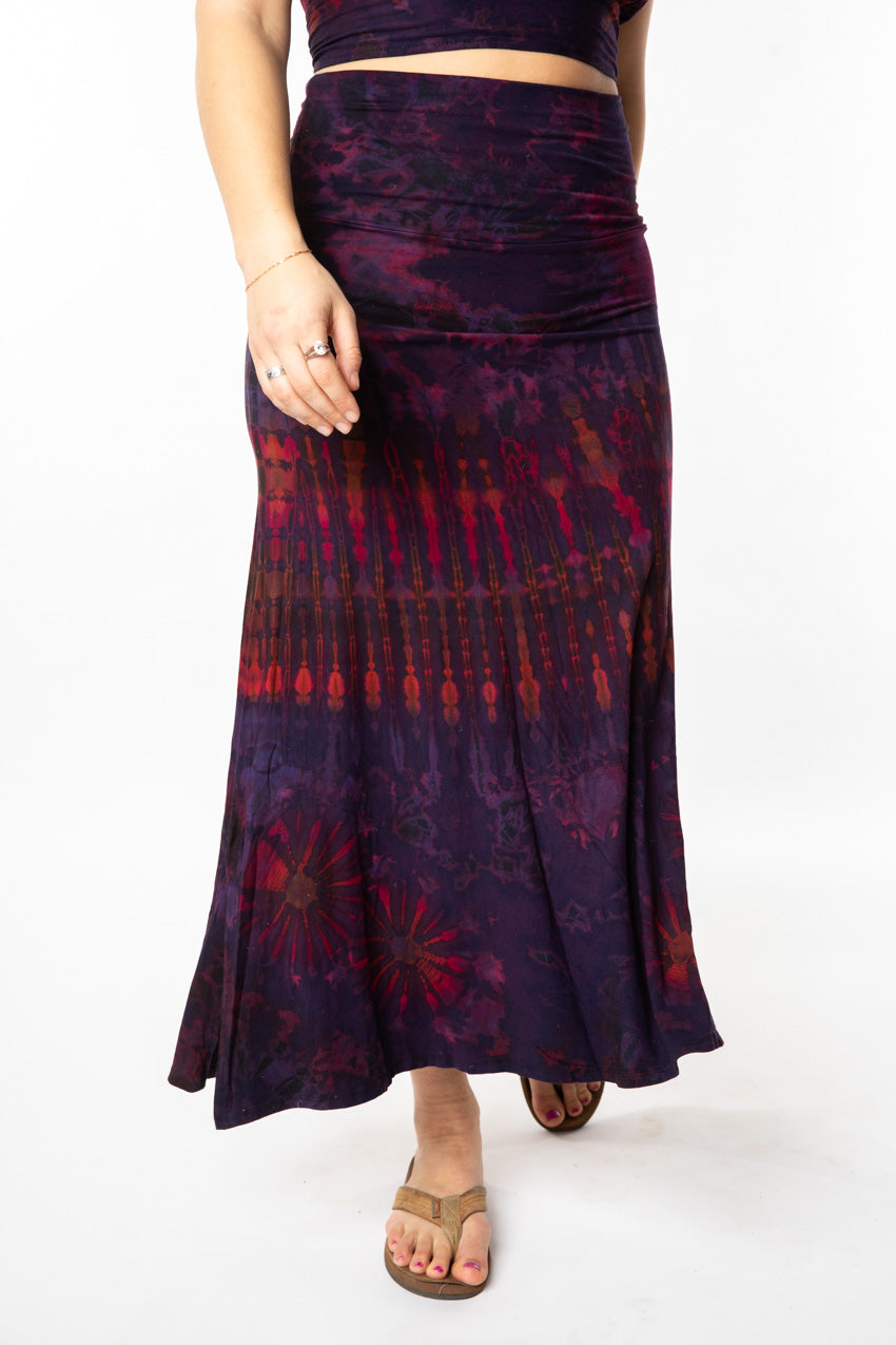 Sophie is wearing size S/M maxi skirt in eggplant